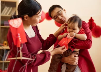 Хятадын зарим хот төрөлтийг дэмжихийн тулд хоёр дахь хүүхдэд 40 000 доллар өгч байна