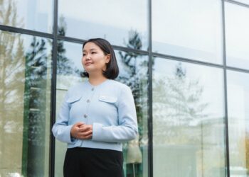 Бүх хүнтэй нэг шугамд зогсох нь манлайллын гол зарчим